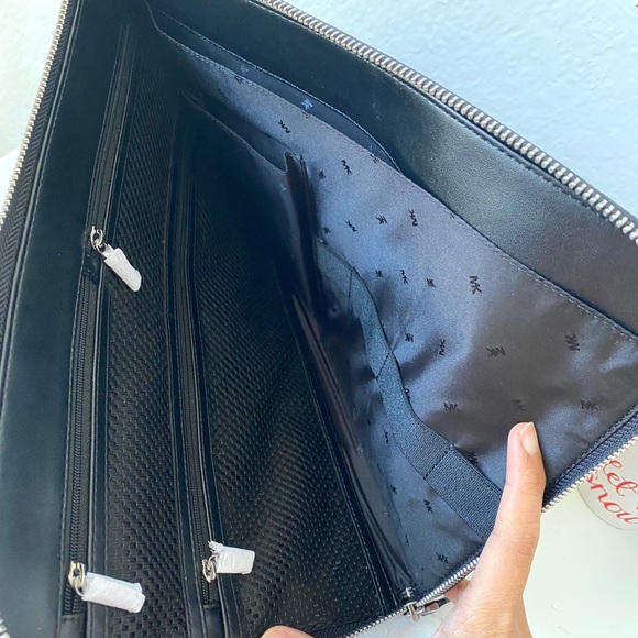 Michael Kors Gifting Zip Tech Organizer - Picture 5 of 7